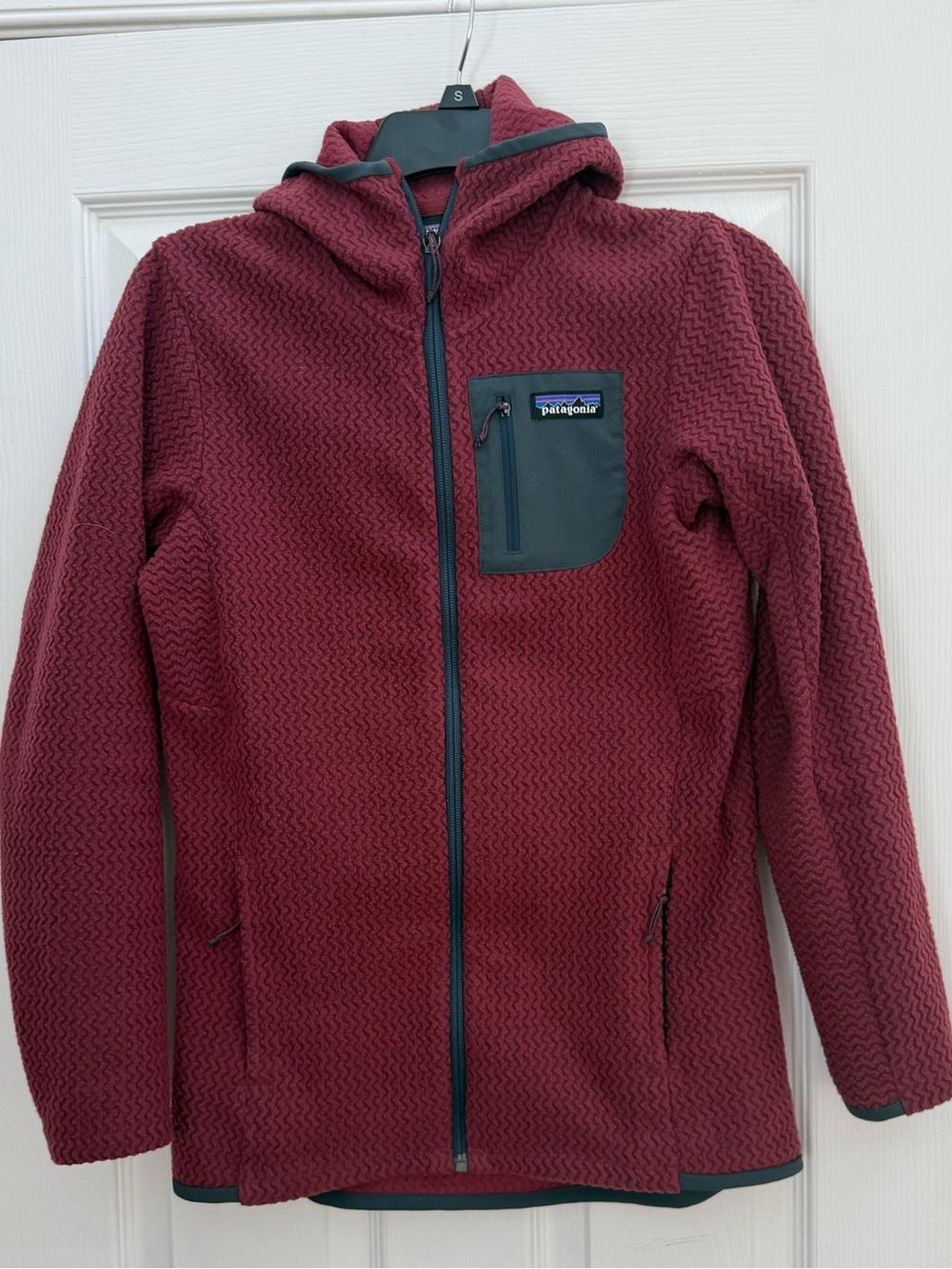 Patagonia Womens Burgundy Hooded Zip Fleece Jacket with Chest Pocket